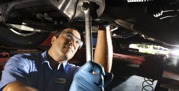Auto-mechanic-fixing-vehicle